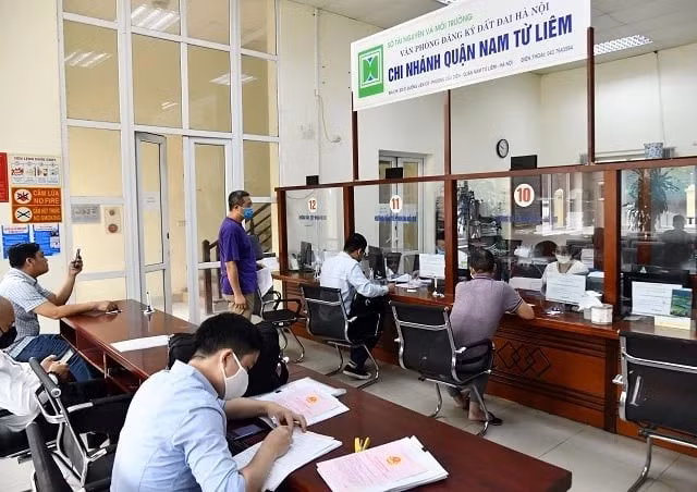 Bộ Nông nghiệp và Môi trường đề nghị các địa phương sắp xếp các Chi nhánh Văn phòng đăng ký đất đai trên địa bàn cấp huyện hiện nay thành các Chi nhánh Văn phòng đăng ký đất đai đặt tại đơn vị hành chính cấp xã hoặc khu vực liên xã, phường, bảo đảm thực hiện tốt công tác quản lý đất đai. Ảnh minh họa.
