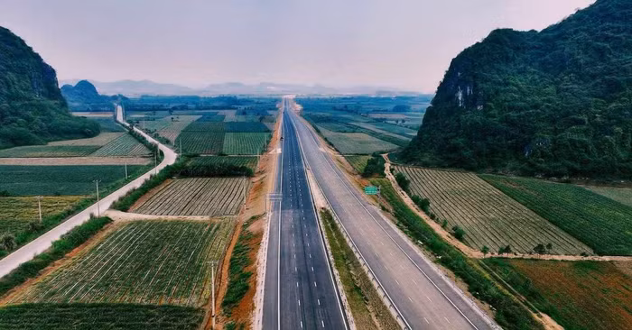 Nghiên cứu, xem xét bổ sung quy hoạch tuyến cao tốc trục Đông - Tây