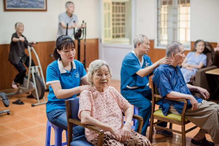 Mô hình “nhà dưỡng lão bán trú” cho phép người cao tuổi đến sinh hoạt, chăm sóc y tế, tham gia hoạt động cộng đồng, còn buổi tối trở về nhà với con cháu