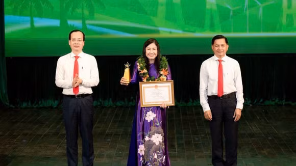 Bà Đặng Thị Trúc Lan Chi và Công ty Vĩnh Tiến được tôn vinh “Doanh nghiệp, Doanh nhân tiêu biểu” tỉnh Vĩnh Long 2026
