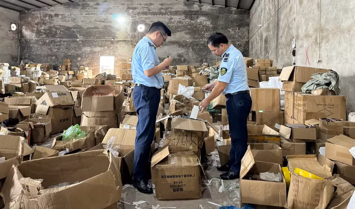 Quản lý thị trường Quảng Ninh phát hiện đường dây có dấu hiệu buôn lậu xuyên biên giới qua thương mại điện tử