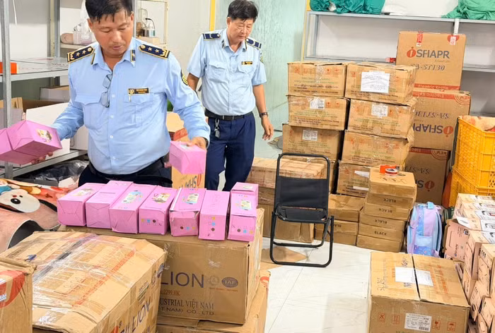 Phát hiện nhiều sản phẩm quạt tích điện, mỹ phẩm bất hợp pháp