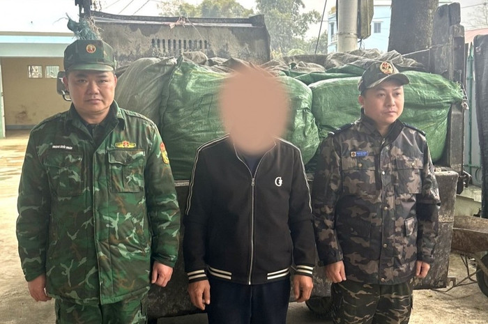 Bắt giữ nhiều đối tượng vận chuyển thuốc lá và nguyên liệu nhập lậu có giá trị lớn