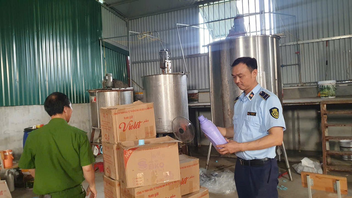 Xử phạt hành chính một doanh nghiệp vì hành vi sản xuất hàng giả