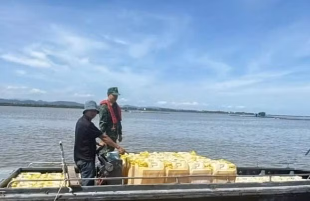 Biên phòng Quảng Ninh tạm giữ một phương tiện vận tải thủy vận chuyển xăng E10 RON 95 không rõ nguồn gốc