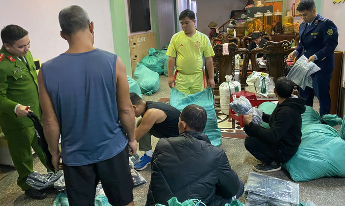 Một hộ kinh doanh ở Bắc Ninh bán hàng chục nghìn sản phẩm quần jean giả mạo nhãn hiệu, không rõ nguồn gốc