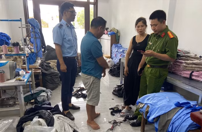Niêm phong máy móc, sản phẩm của Công ty Dệt may Hương Quỳnh vì nghi sản xuất hàng hoá giả mạo nhãn hiệu 