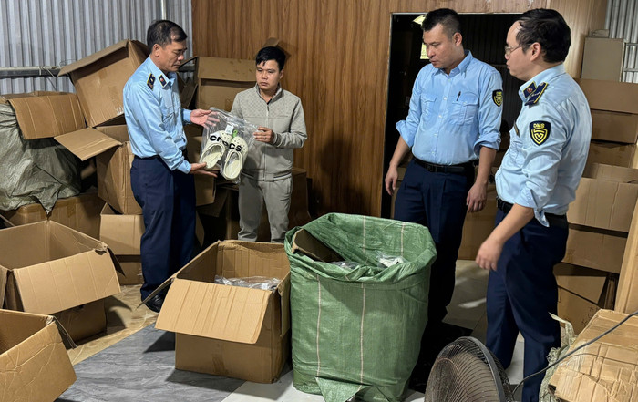 Quản lý thị trường Quảng Ninh thu giữ hàng nghìn đôi dép giả mạo nhãn hiệu Crocs