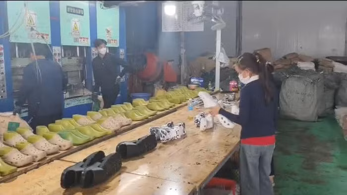 Công ty Giày dép Thắng Đạt sản xuất, buôn bán dép giả nhãn hiệu Crocs quy mô lớn