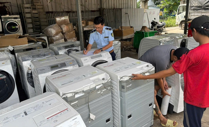 Thu giữ lượng lớn hàng cấm nhập khẩu trong kho máy giặt, điều hoà