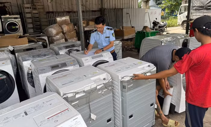 Thu giữ lượng lớn hàng cấm nhập khẩu trong kho máy giặt, điều hoà