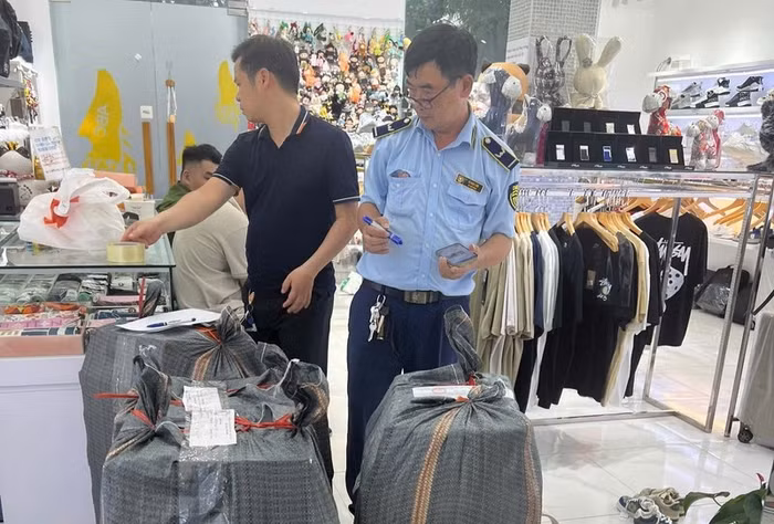 Công ty Lotus Square công khai bán hàng hoá giả mạo nhãn hiệu Nike, Stussy
