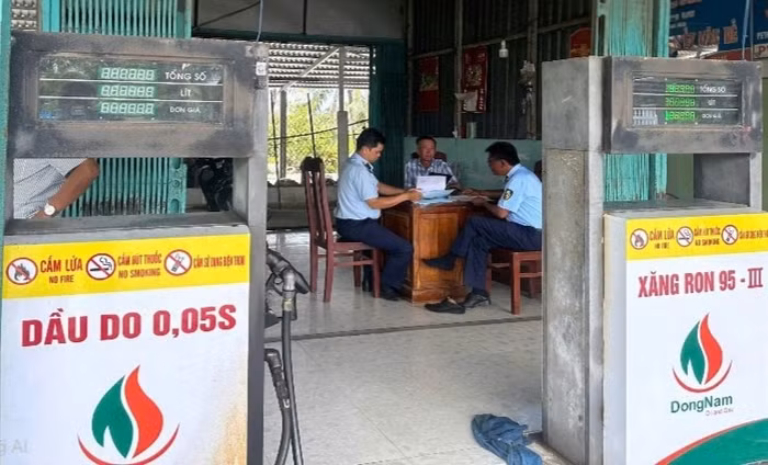 Giấy phép kinh doanh hết hạn, một doanh nghiệp xăng dầu ở An Giang vẫn mở cửa bán hàng