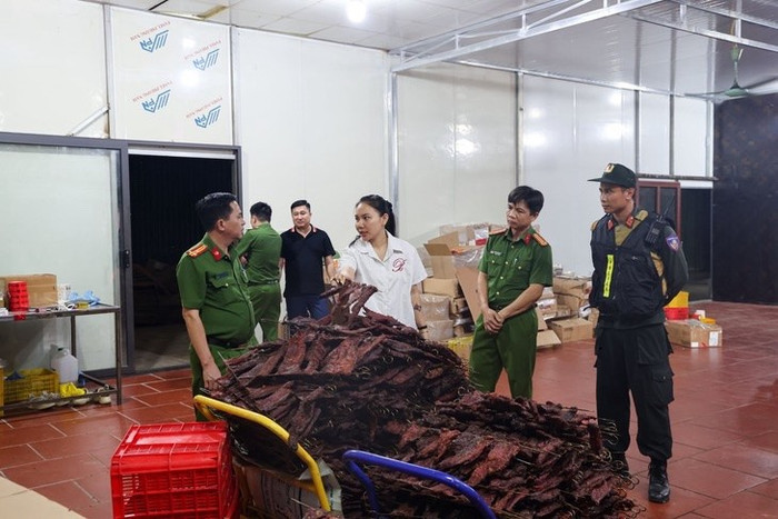 Phát hiện nhiều doanh nghiệp, cá nhân sản xuất và tiêu thụ hàng giả quy mô lớn