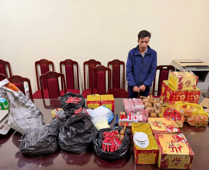 Cửa hàng kinh doanh điện thoại bán pháo hoa của Z121 nhưng không chứng minh được nguồn gốc