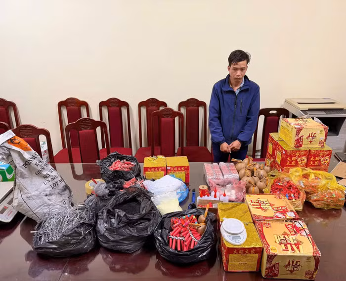 Cửa hàng kinh doanh điện thoại bán pháo hoa của Z121 nhưng không chứng minh được nguồn gốc