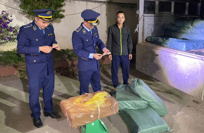 Phát hiện vụ vận chuyển nhiều sản phẩm có dấu hiệu giả mạo nhãn hiệu Adidas, Crocs