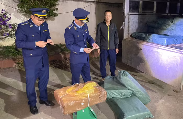 Phát hiện vụ vận chuyển nhiều sản phẩm có dấu hiệu giả mạo nhãn hiệu Adidas, Crocs