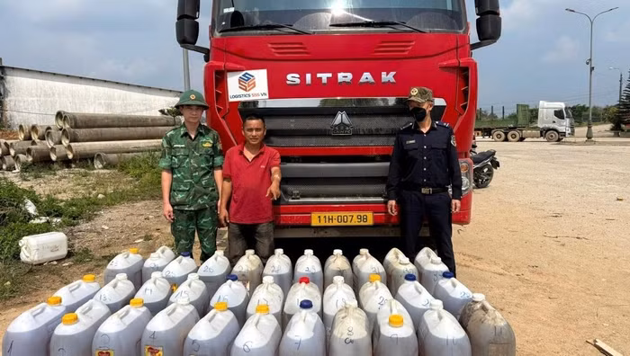 Tạm giữ nhiều phương tiện vận chuyển dầu trái phép trên biển và khu vực biên giới