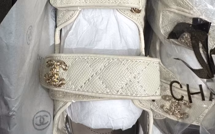 Kiểm tra phố thời trang, Quản lý thị trường Hà Nội thu giữ hàng nghìn sản phẩm giày, dép giả mạo nhãn hiệu Adidas, Gucci...