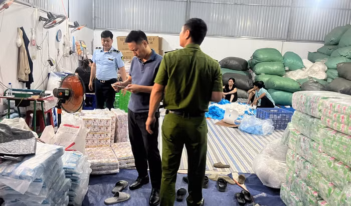 Kiểm tra cơ sở sản xuất, phát hiện số lượng cực lớn băng vệ sinh giả mạo nhãn hiệu Kotex, Diana, Thạch Thảo