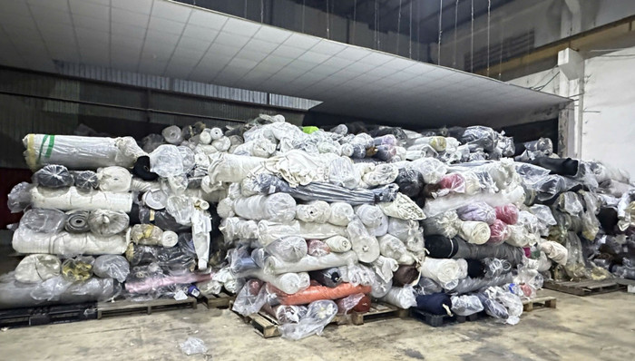 Công ty Trường Vinh Vina buôn bán lượng lớn cuộn vải không rõ nguồn gốc