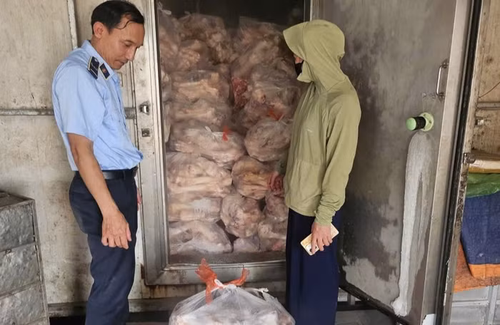Quản lý thị trường Hà Nội liên tục thu giữ thực phẩm đông lạnh không đảm bảo an toàn