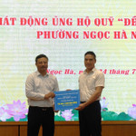 Ông Nguyễn Ngọc Luân, Bí thư Đảng ủy, Chánh văn phòng Hiệp hội Doanh nghiệp thành phố Hà Nội - HBA (bên phải) trao phần quà của HBA vào Quỹ "Đền ơn đáp nghĩa” năm 2025 của phường Ngọc Hà