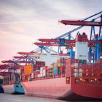 Cán mốc 900 tỷ USD, xuất nhập khẩu Việt Nam thăng hạng toàn cầu và củng cố vị thế xuất siêu