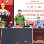 Đồng chí Thiếu tướng Dương Đức Hải, Phó Giám đốc Công an thành phố phát biểu tại hội nghị