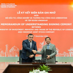 Ông Kasimov Ilzat Ablaxatovich, Thứ trưởng bộ Đầu tư, Công nghiệp và Thương mại Uzbekistan (bên trái) và ông Nguyễn Việt Quang, Phó Chủ tịch kiêm Tổng Giám đốc Tập đoàn Vingroup (bên phải) tại buổi ký kết biên bản ghi nhớ hợp tác