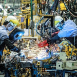 Đơn hàng cuối năm tăng vọt, sản xuất Việt Nam duy trì đà bứt phá bất chấp thiên tai