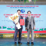 TS Lê Ngọc Dũng, Ủy viên Ủy ban Trung ương Mặt trận Tổ quốc Việt Nam, Chủ tịch Hội Nghệ nhân và Thương hiệu Việt Nam trao Quyết định bổ nhiệm nhà báo Cảnh Chi Tuyên giữ chức vụ Tổng Biên tập Tạp chí điện tử Thương hiệu và Pháp luật