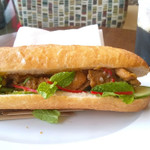 Ngoài đồ uống, Highlands Coffee còn cung cấp một số sản phẩm đồ ăn nhanh