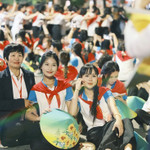 Thị trường thời trang, phụ kiện yêu nước sôi động trước thềm Quốc khánh 2/9