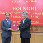 Đại diện Ban Tổ chức Trung ương trao quyết định cho đồng chí Lê Minh Ngân
