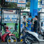 Giá xăng quay đầu tăng, giá dầu giảm