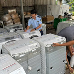 Thu giữ lượng lớn hàng cấm nhập khẩu trong kho máy giặt, điều hoà