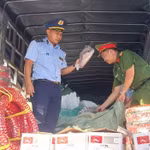 Khám phương tiện vận tải, thu giữ nhiều phụ tùng xe điện 2 bánh có dấu hiệu giả mạo nhãn hiệu