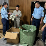 Quản lý thị trường Quảng Ninh thu giữ hàng nghìn đôi dép giả mạo nhãn hiệu Crocs