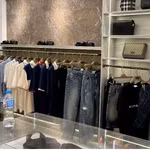 Một cửa hàng kinh doanh "chui" công khai bán sản phẩm thời trang giả mạo nhãn hiệu Burberry, Gucci 