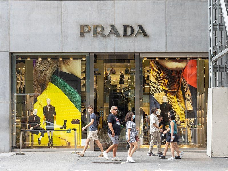 Vượt Gucci, Prada trở thành thương hiệu được "săn đón" nhất thế giới |