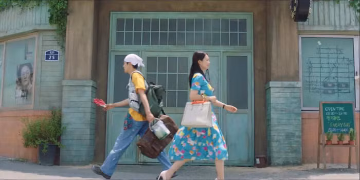 Đâu phải tự dưng lại diện đồ sặc sỡ, Shin Min Ah chỉ đang muốn thả chút thính với Kim Seon Ho cho dân tình dậy sóng thôi mà - Ảnh 2.
