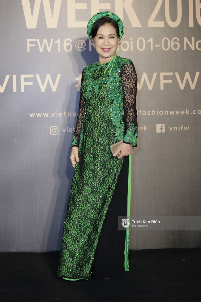 Vietnam International Fashion Week ngày cuối: Dàn mỹ nhân, ngôi sao xúng xính trên thảm đỏ ảnh 17