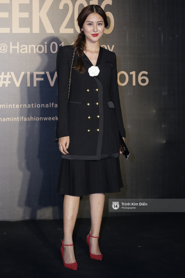 Vietnam International Fashion Week ngày cuối: Dàn mỹ nhân, ngôi sao xúng xính trên thảm đỏ ảnh 11