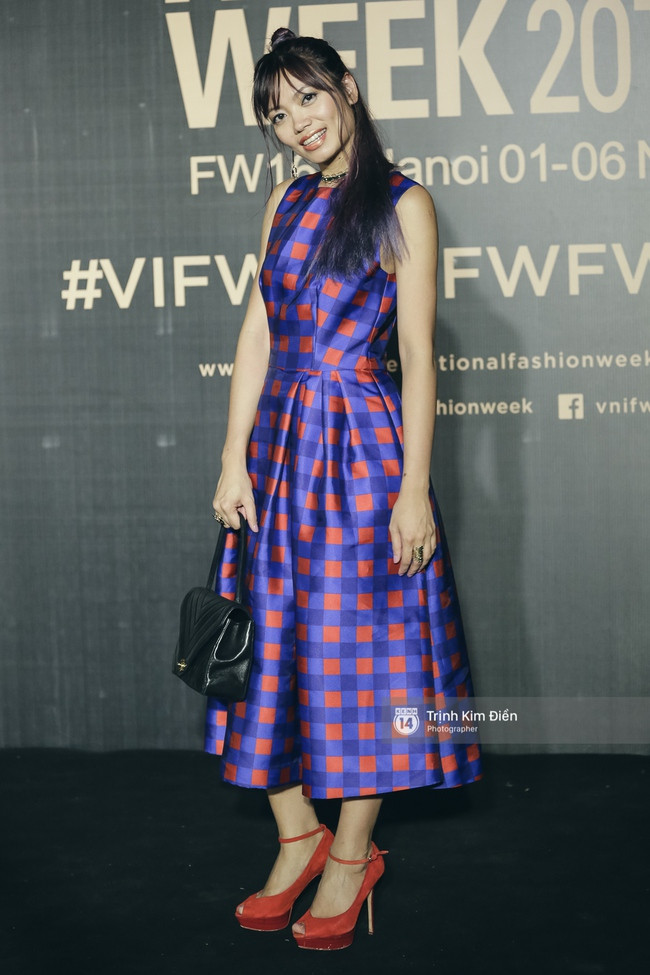 Vietnam International Fashion Week ngày cuối: Dàn mỹ nhân, ngôi sao xúng xính trên thảm đỏ ảnh 13