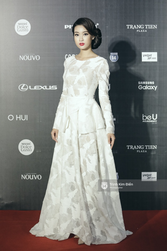 Vietnam International Fashion Week ngày cuối: Dàn mỹ nhân, ngôi sao xúng xính trên thảm đỏ ảnh 2
