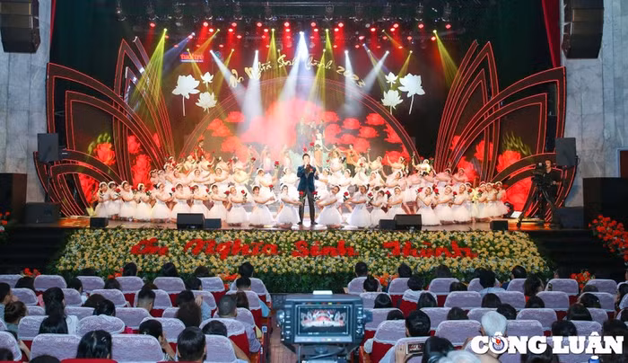 Ca sĩ Quang Dũng khiến khán giả chìm vào không gian sâu lắng, thiết tha của tình mẹ với ca khúc “Ca dao mẹ” và “Bông hồng cài áo”.