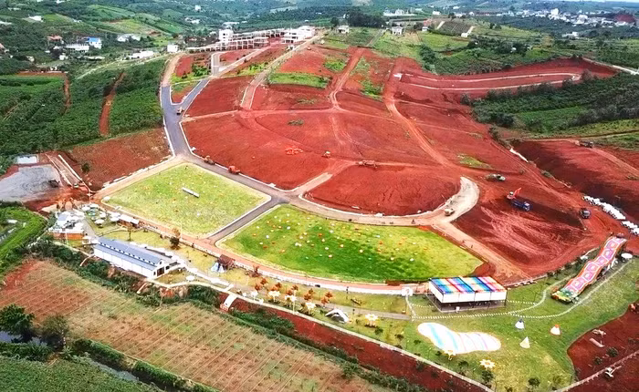 Điểm kinh doanh dịch vụ giải trí có thu vé không phép đang được hình thành trên khu đất của một “dự án” đất nền trái phép ở Lâm Đồng