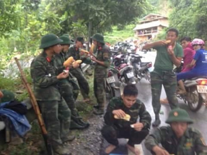 Vui vẻ ăn tạm gói mì tôm sống, cái bánh mì để lấy sức trong giờ giải lao. (Ảnh:Facebook). Một số chiến sĩ ngủ trưa ngon lành dưới bóng cây sau nhiều giờ lao động mệt mỏi. (Ảnh: Facebook).